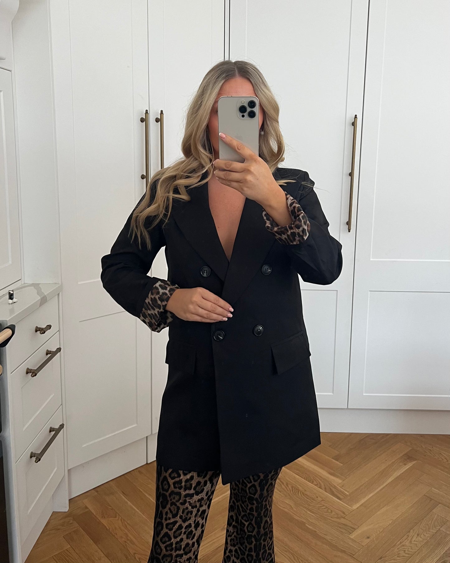 OVERSIZED BLAZER WITH FAUX LEATHER OR LEOPARD CUFFS