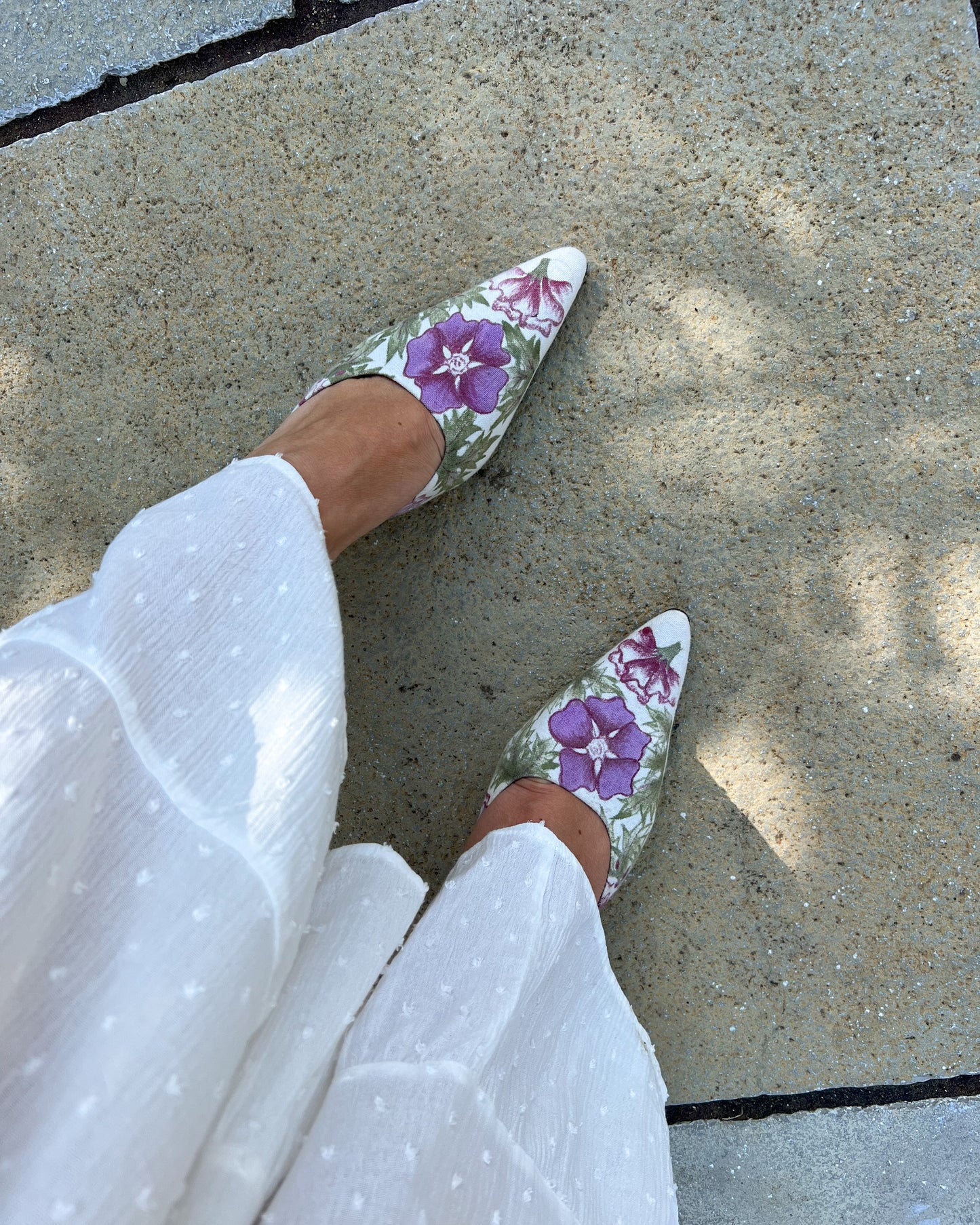 VINTAGE FLORAL EMBROIDERED KITTEN HEEL