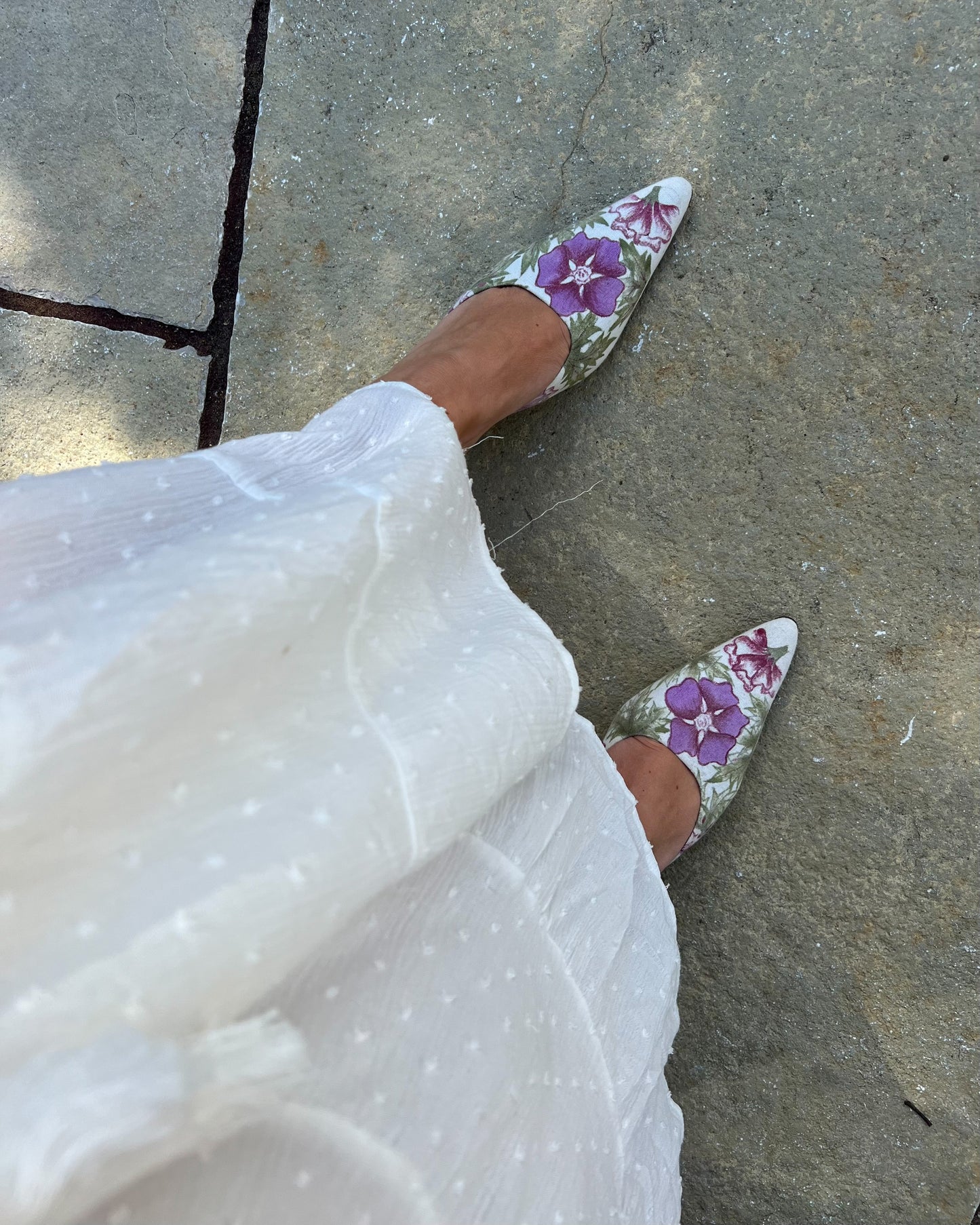 VINTAGE FLORAL EMBROIDERED KITTEN HEEL