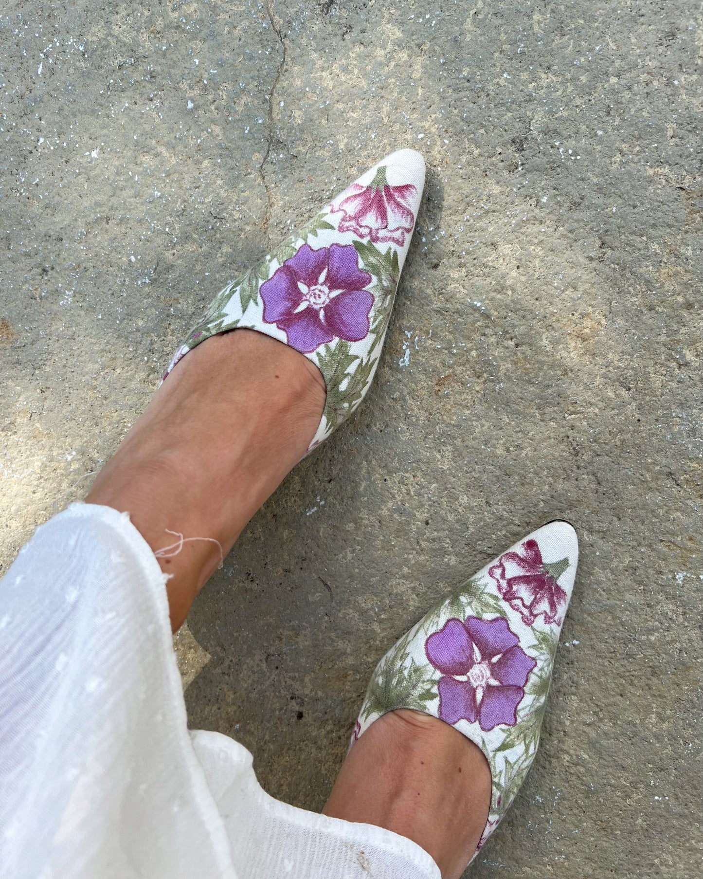 VINTAGE FLORAL EMBROIDERED KITTEN HEEL