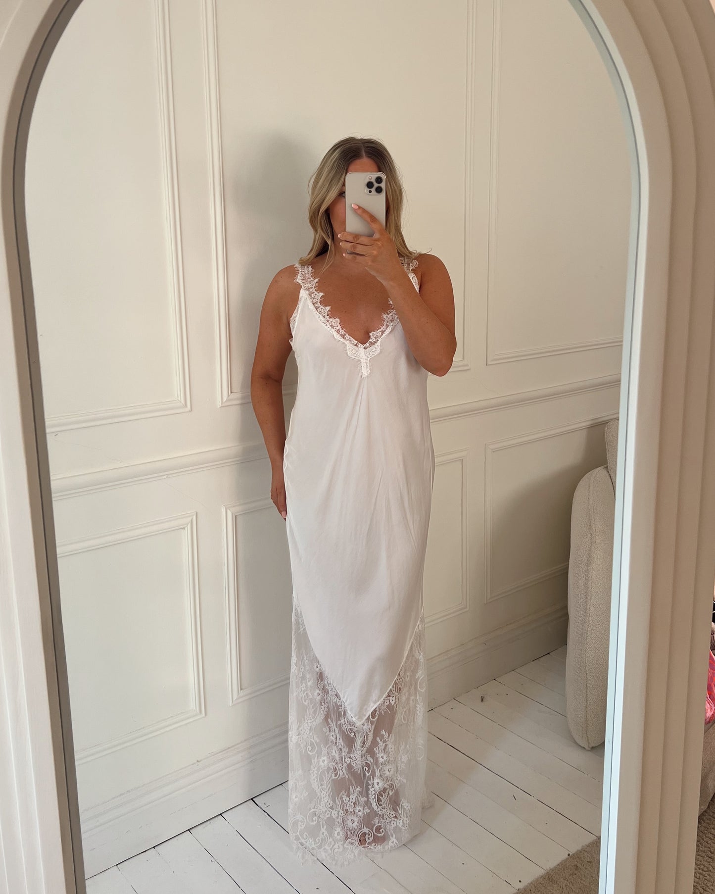 LUXE LACE MAXI DRESS