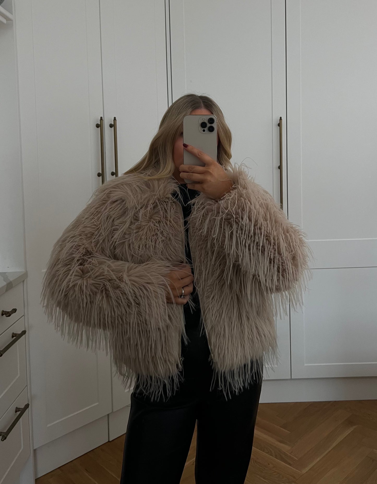 BEIGE SHAGGY FAUX FUR CROPPED JACKET
