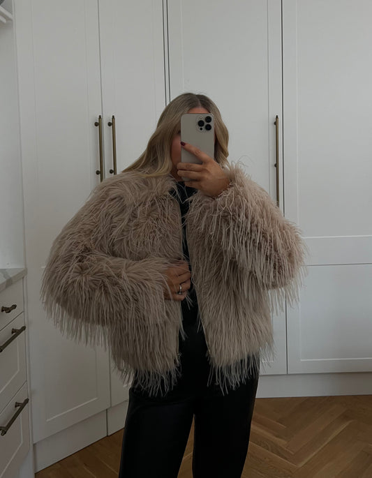 BEIGE SHAGGY FAUX FUR CROPPED JACKET