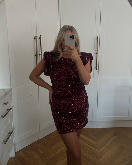 SEQUIN SHOULDER PAD MINI DRESS - BURGUNDY