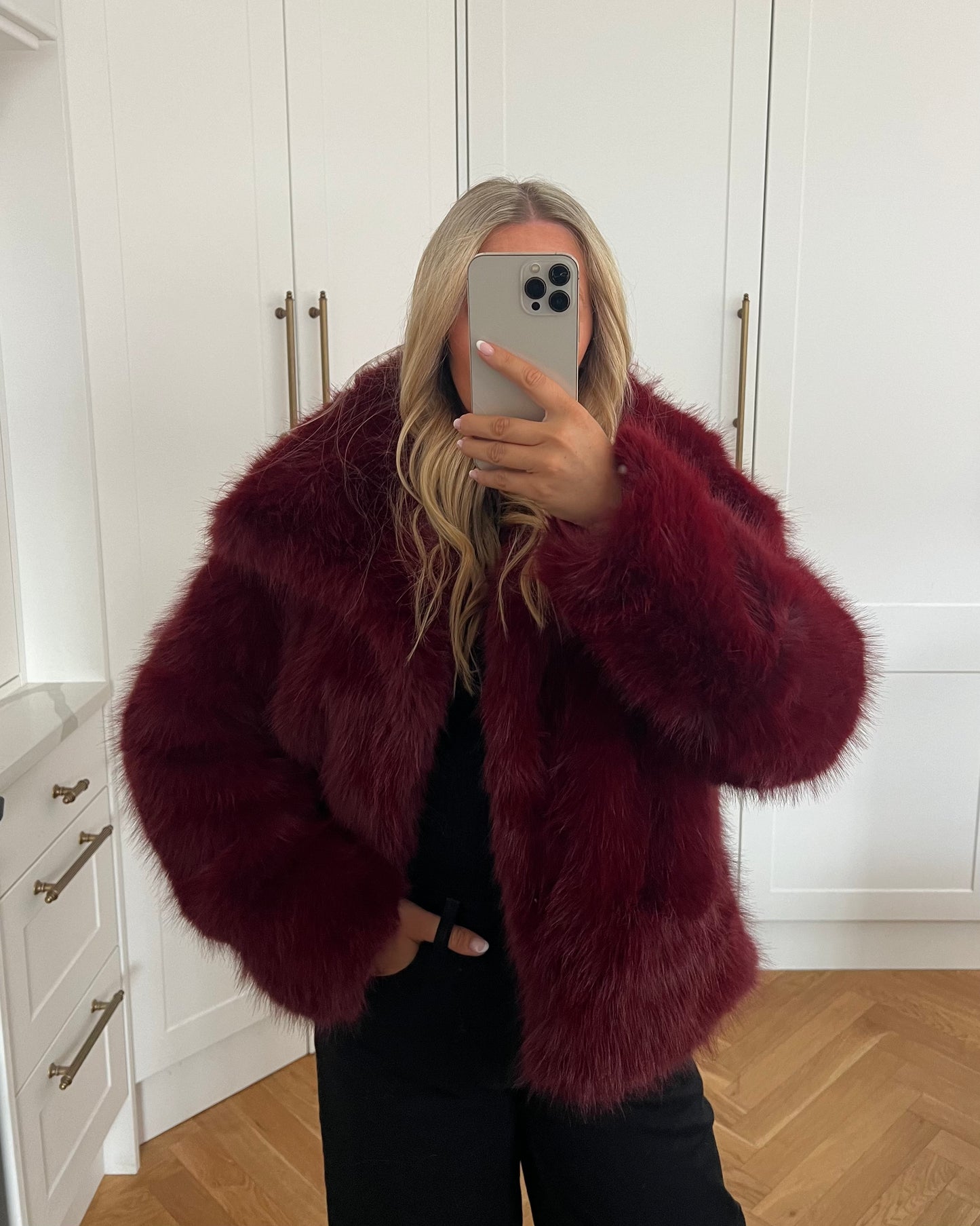 CROPPED FAUX FUR - BURGUNDY