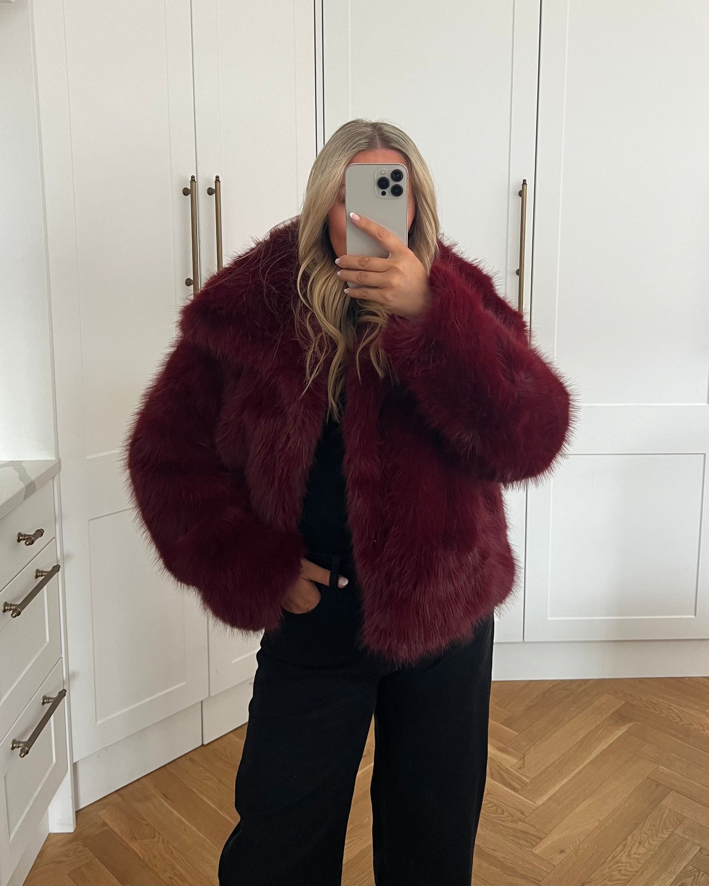 CROPPED FAUX FUR - BURGUNDY