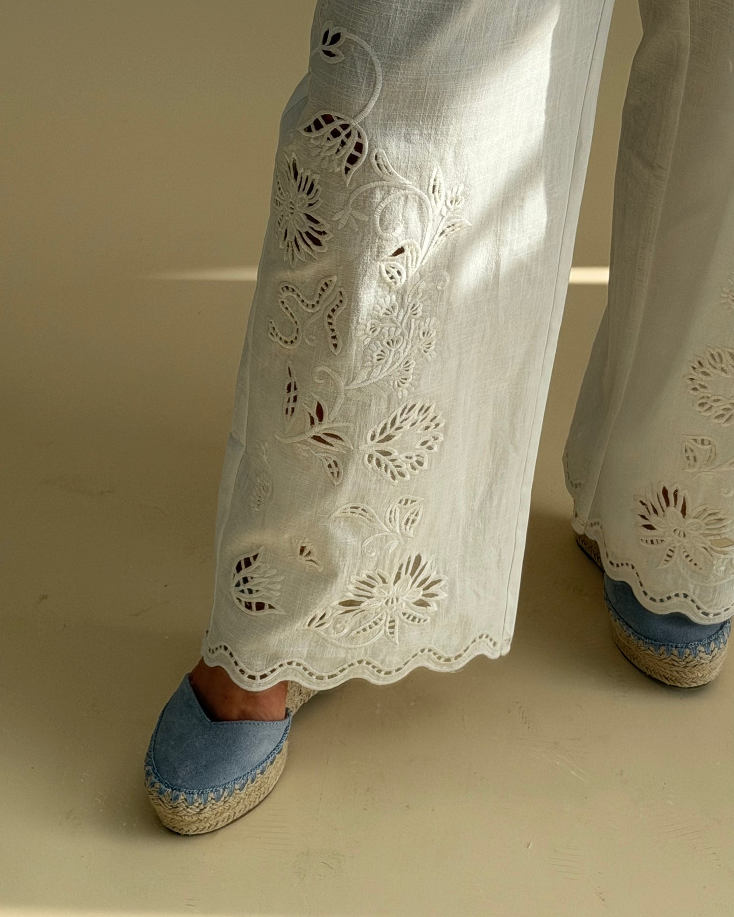 CUT OUT DETAIL WHITE TROUSERS