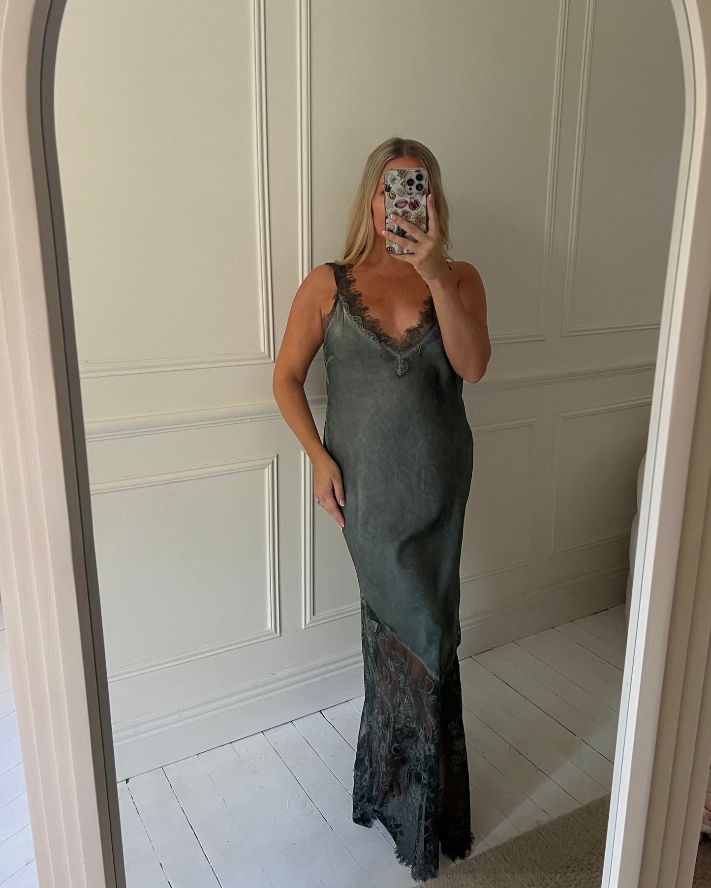 LUXE LACE MAXI DRESS